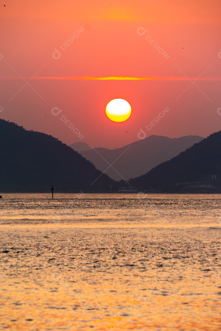nascer do sol na praia vermelha da Urca no Rio de Janeiro Brasil.