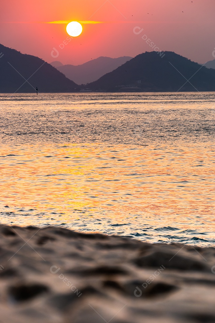 nascer do sol na praia vermelha da Urca no Rio de Janeiro Brasil.