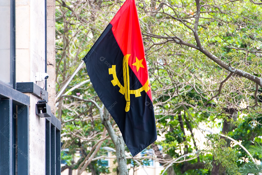 Bandeira de Angola ao ar livre no Rio de Janeiro Brasil.