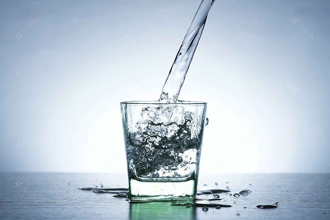 Copo com água para beber.
