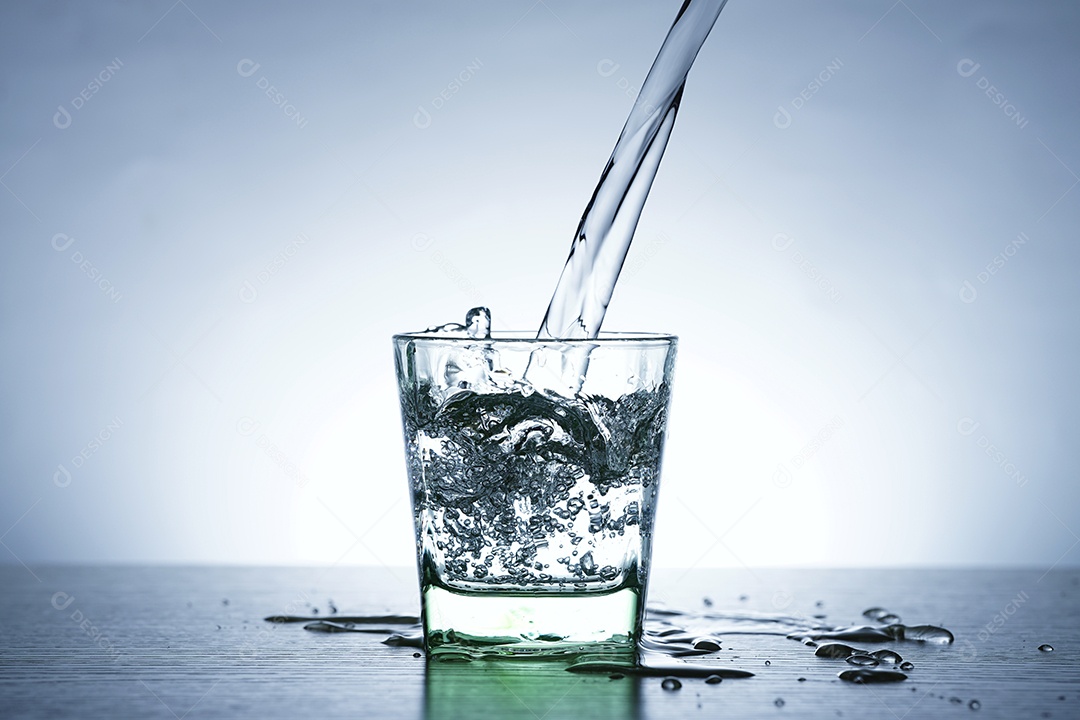 Derramando água dentro do copo.