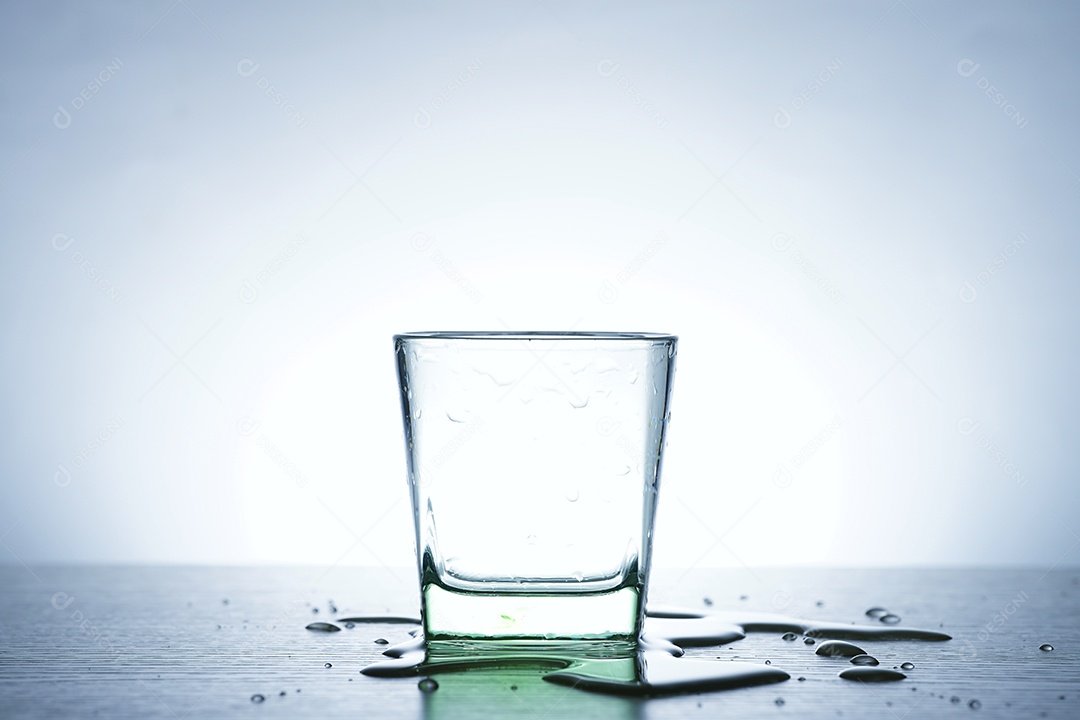 Copo com pouca água.