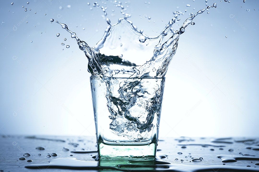 Copo cheio de água.