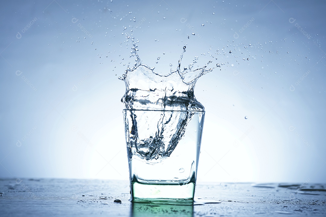 Copo cheio de água.