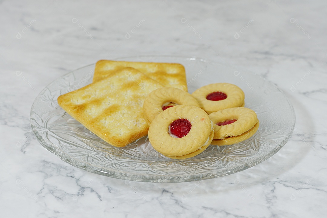 Bolachas biscoitos dentro de um prato.