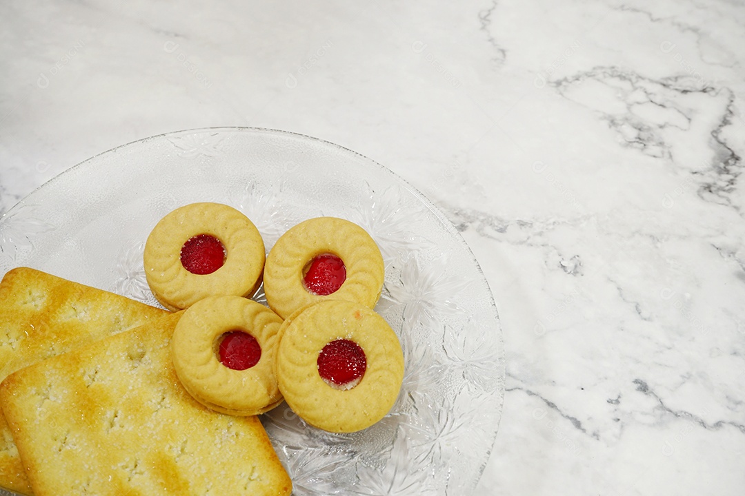 Bolachas biscoitos dentro de um prato.