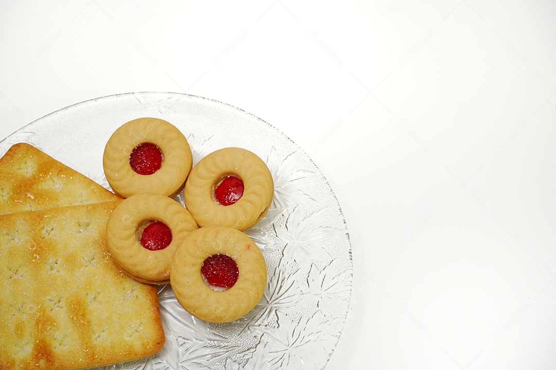 Prato com biscoitos e bolacha.