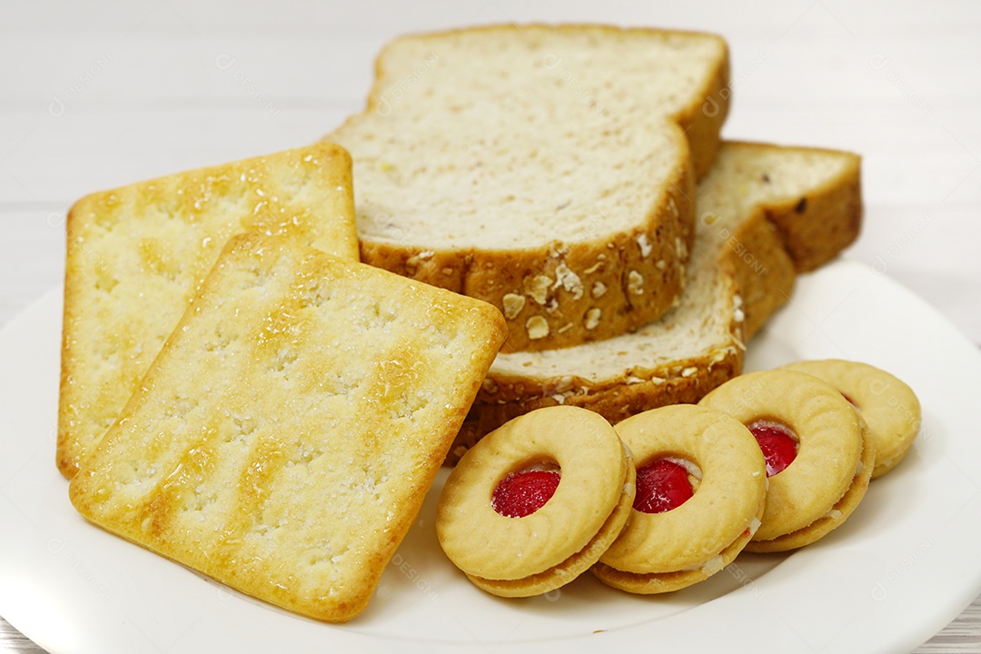 Bolachas e biscoitos com pães.