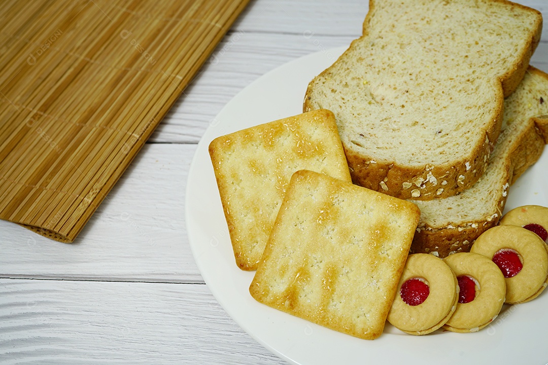 Prato de pães com bolachas e biscoitos.