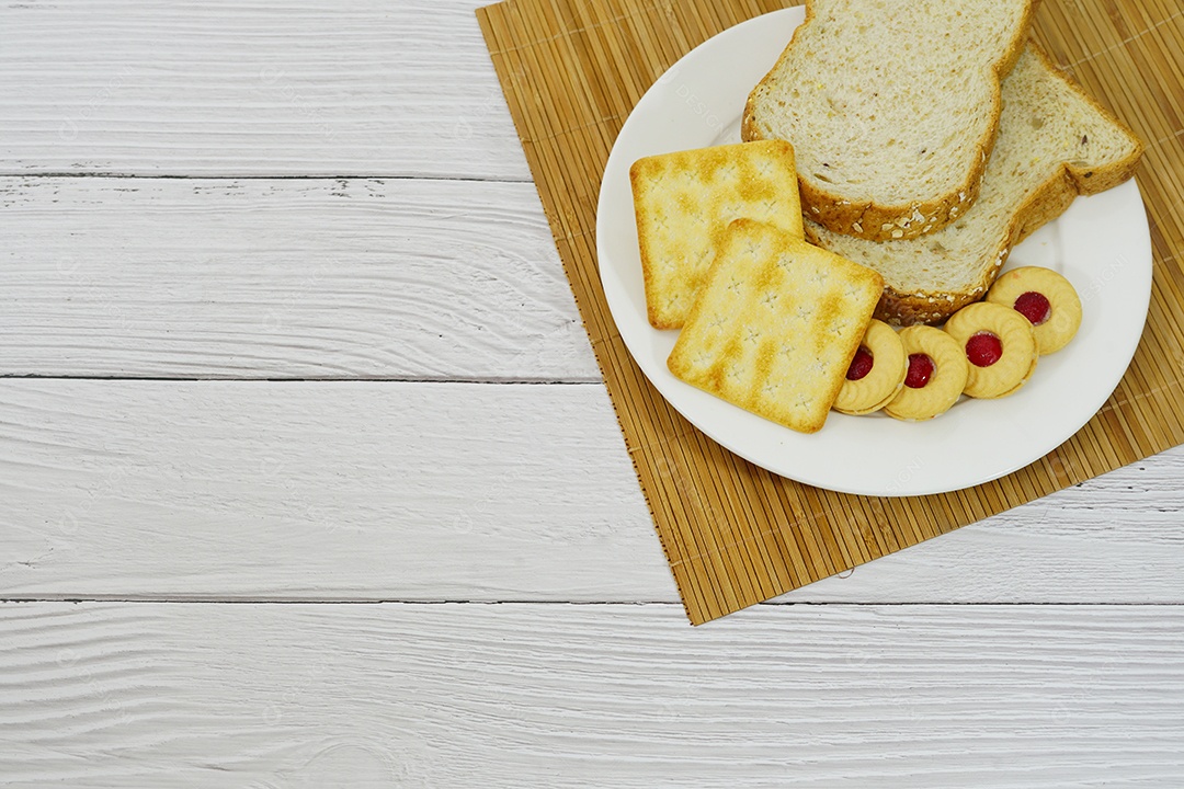 Prato com biscoitos e bolacha com café.