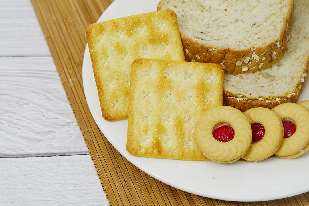 Prato com pães e biscoitos.