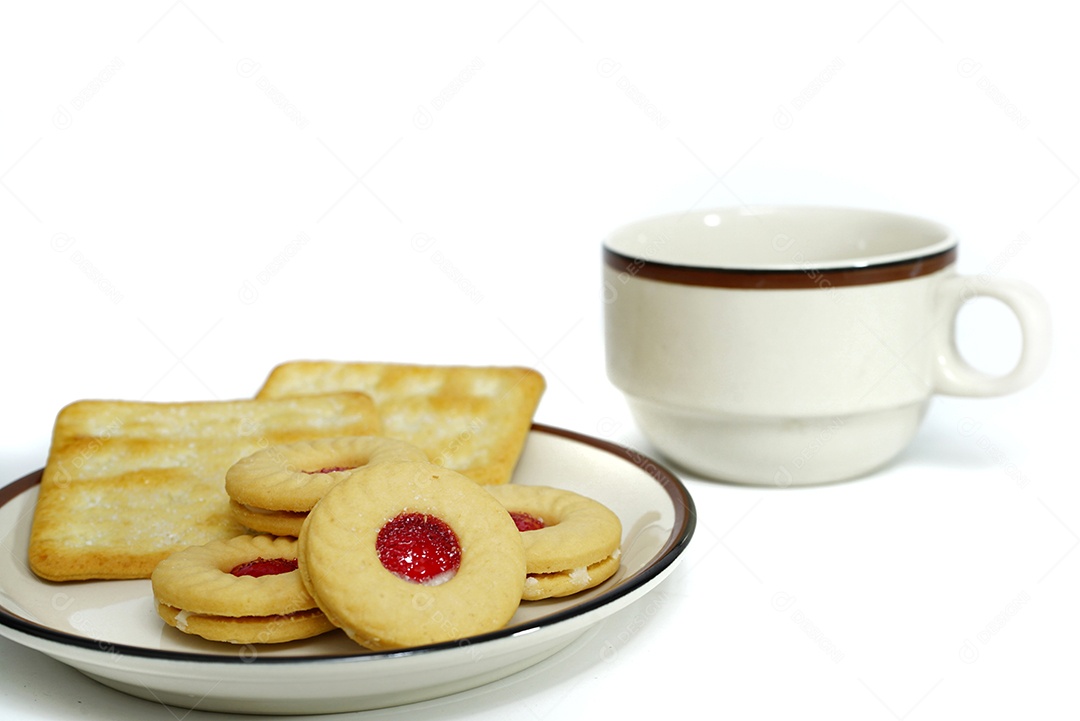 Prato com biscoitos e bolacha com café.