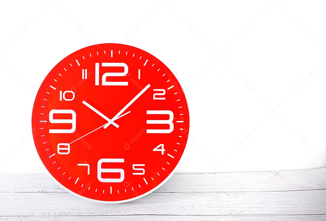Relógio vermelho com numeros brancos.