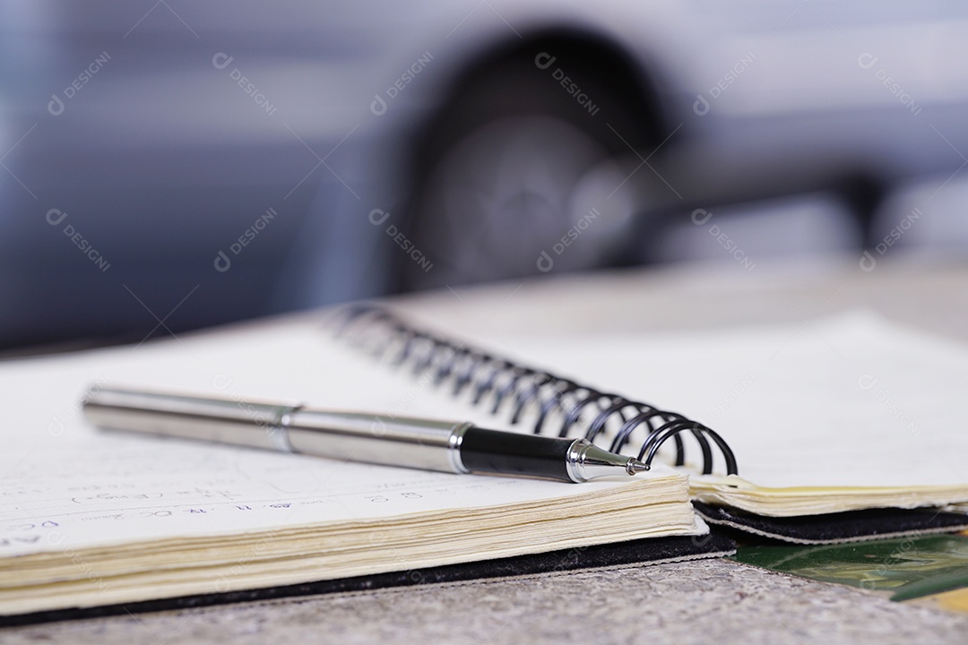 fotografia usando uma caneta para escrever um livro sobre fundo desfocado