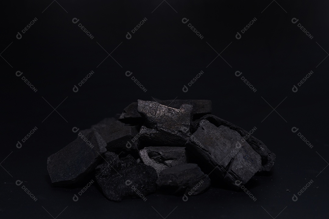 Este carvão para cozinhar luz