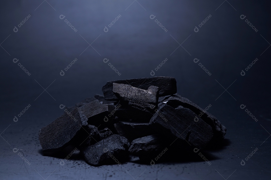 Este carvão para cozinhar luz