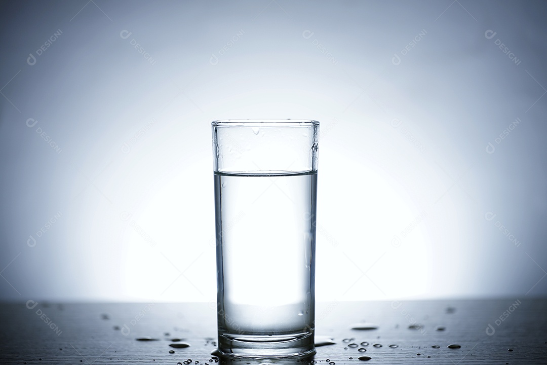 Foto de água espalhada em um copo