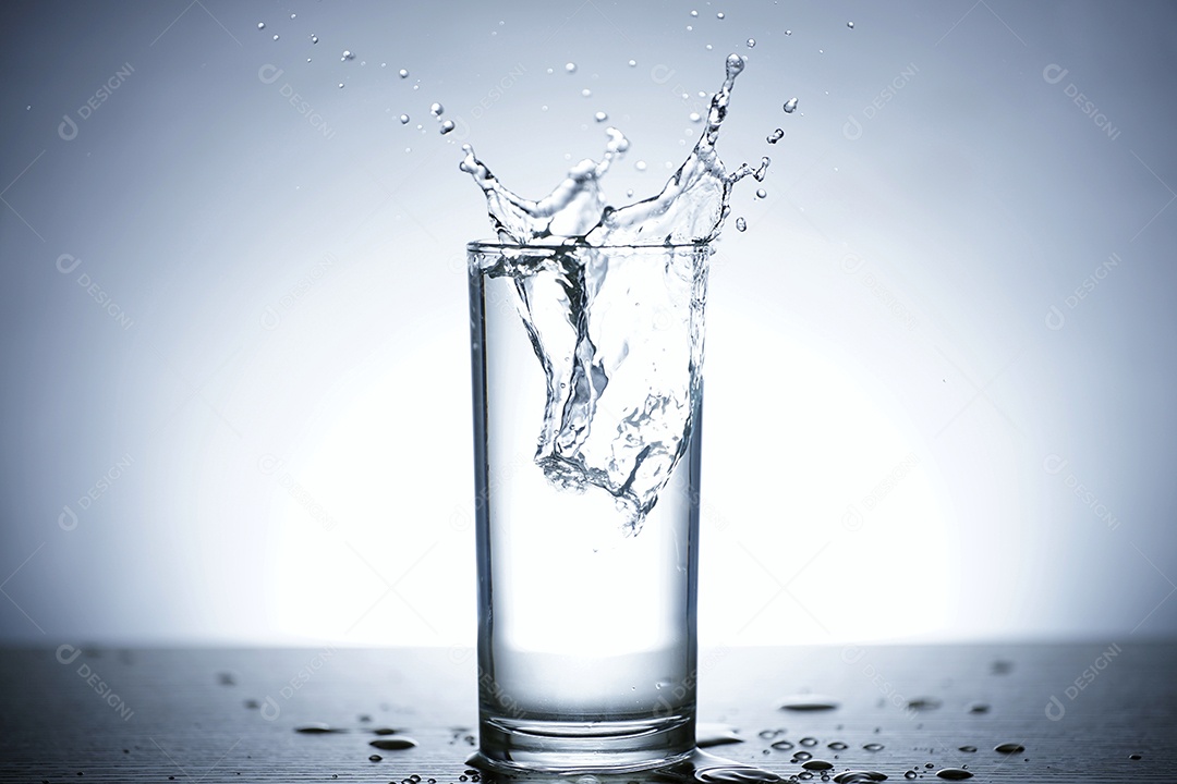 Foto de água espalhada em um copo