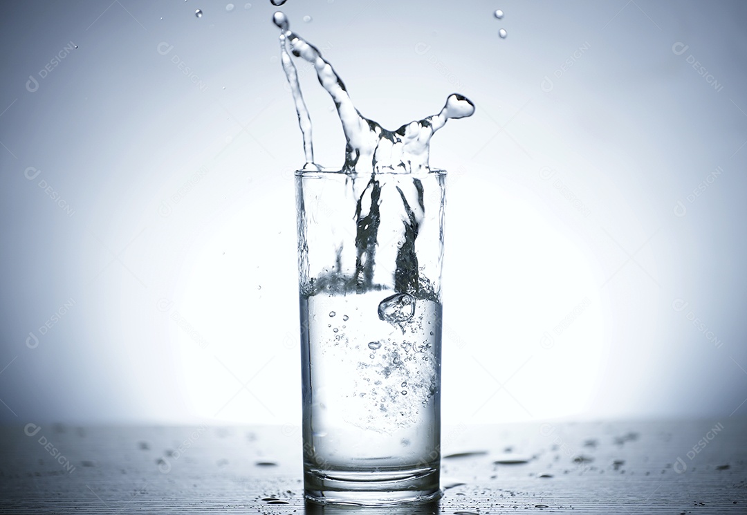 Foto de água espalhada em um copo