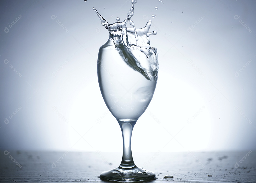 Foto de água espalhada em um copo