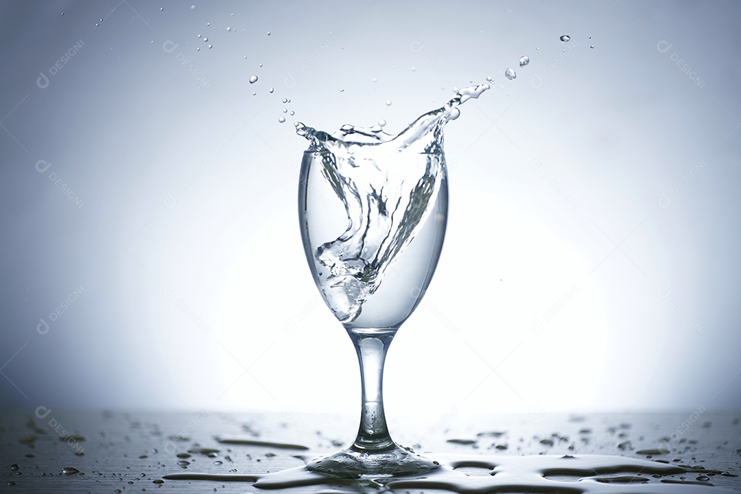 Foto de água espalhada em um copo