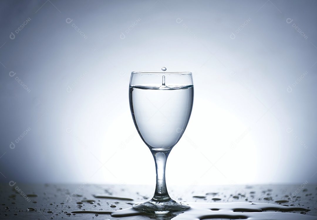 Foto de água espalhada em um copo