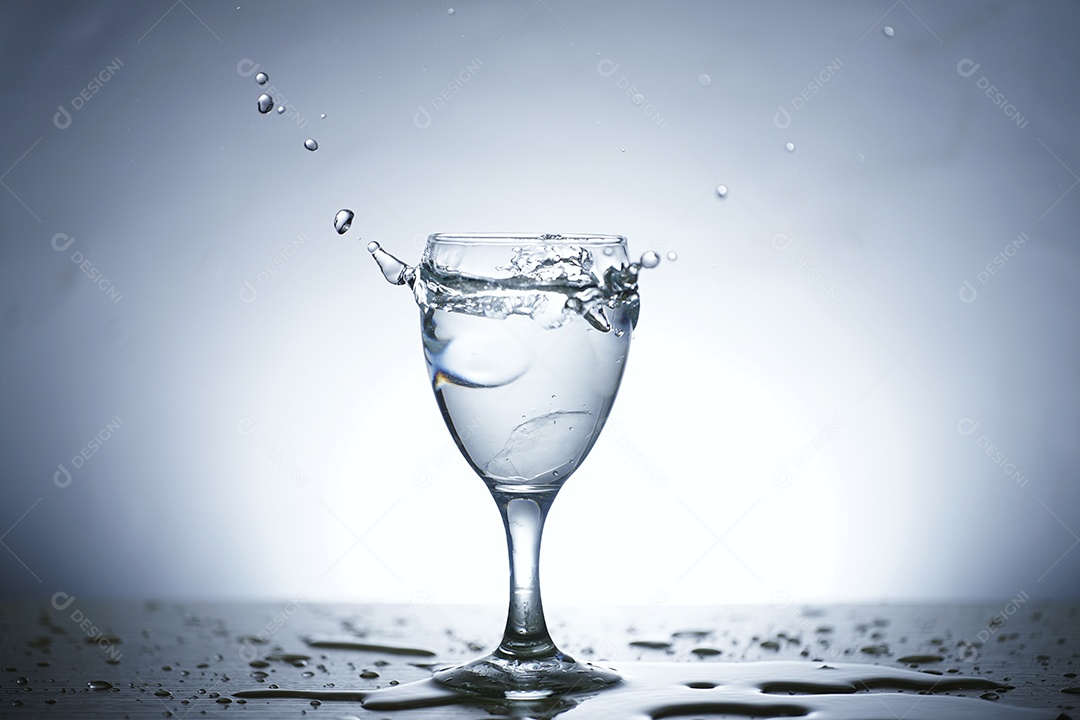 Foto de água espalhada em um copo