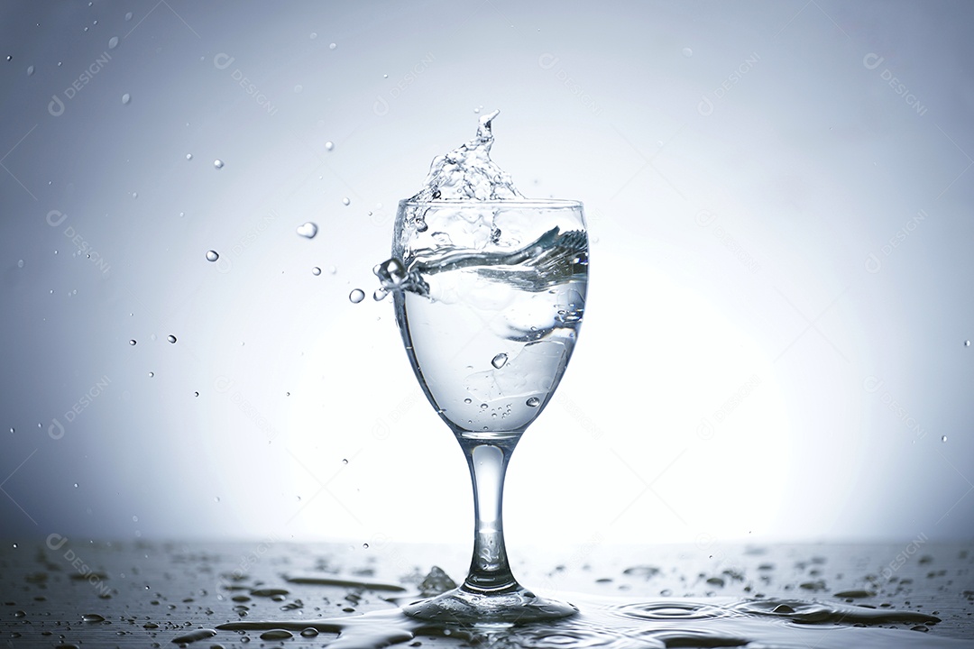 Foto de água espalhada em um copo