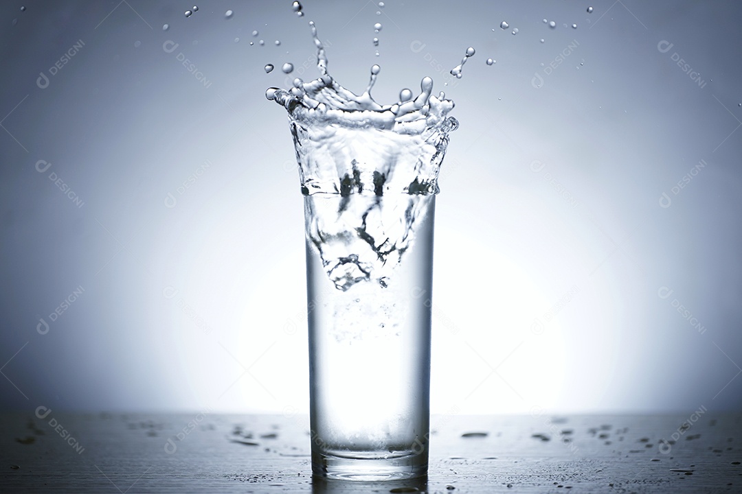 Ffoto de água espalhada em um copo