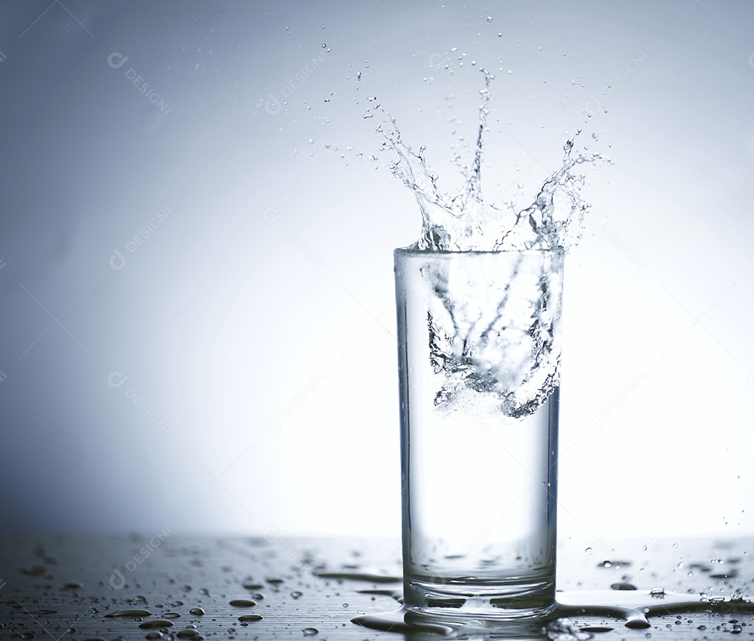 Foto de água espalhada em um copo