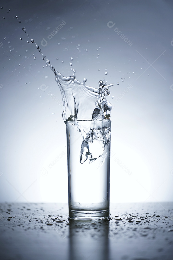 Foto de água espalhada em um copo