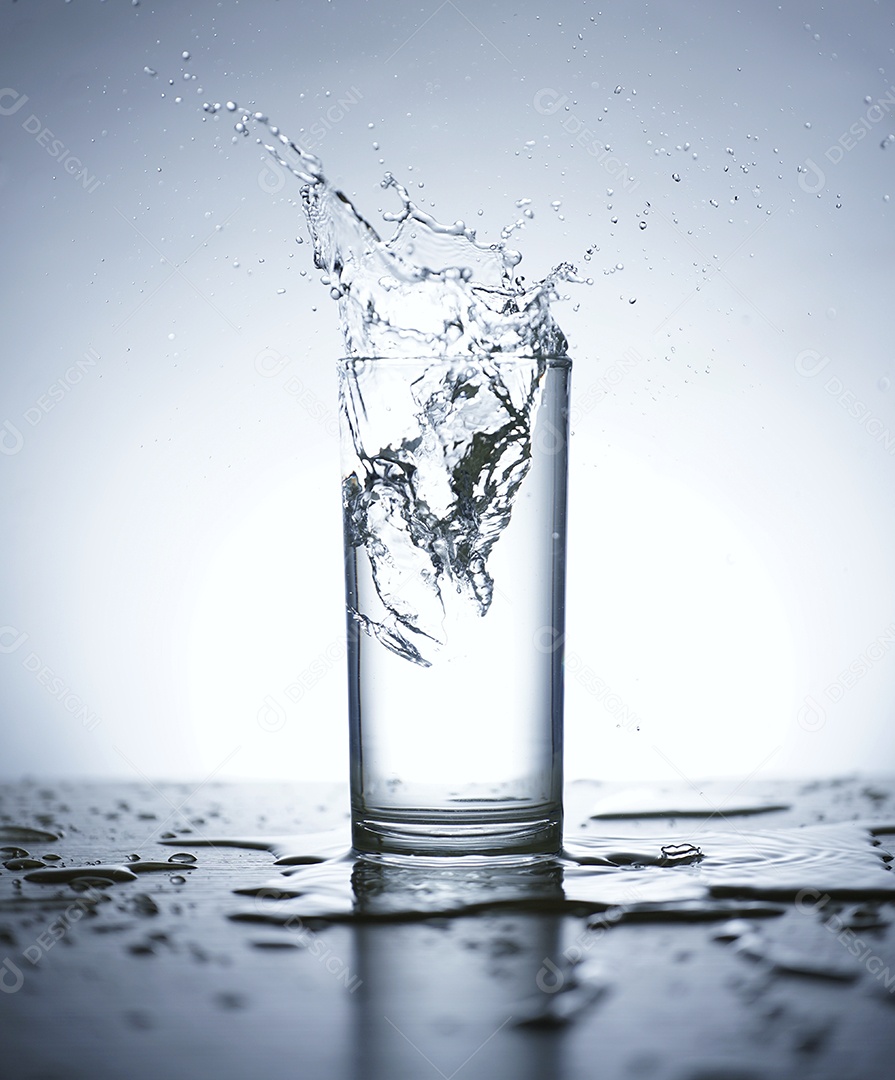 Foto de água espalhada em um copo