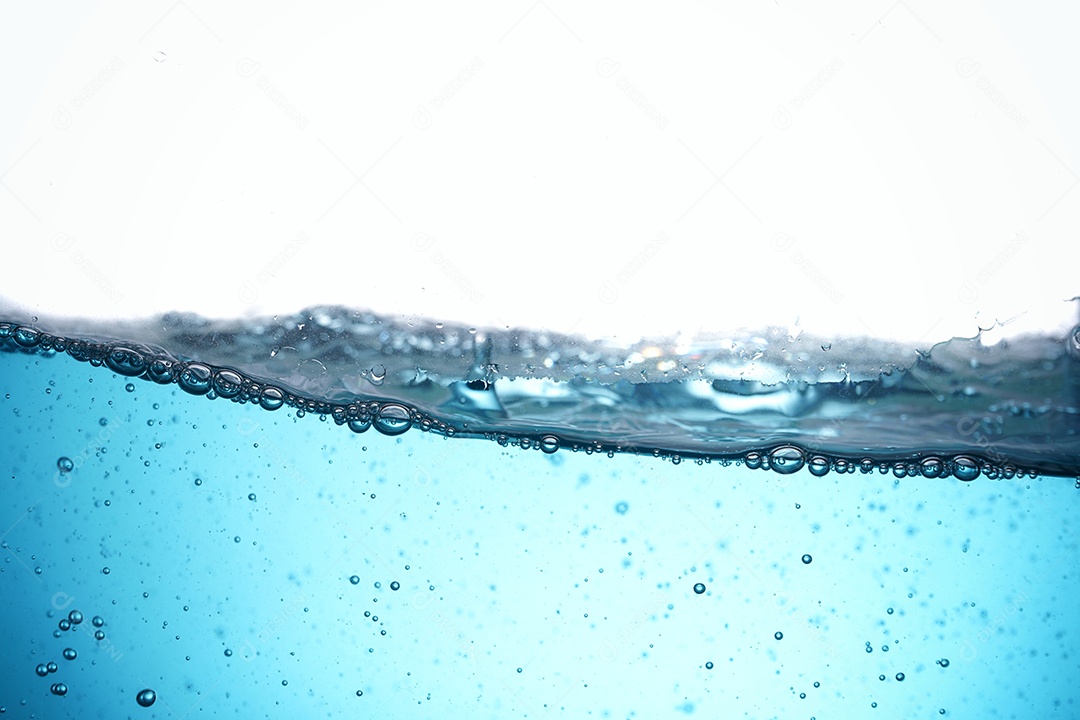 Ondas na água com borbulhas.