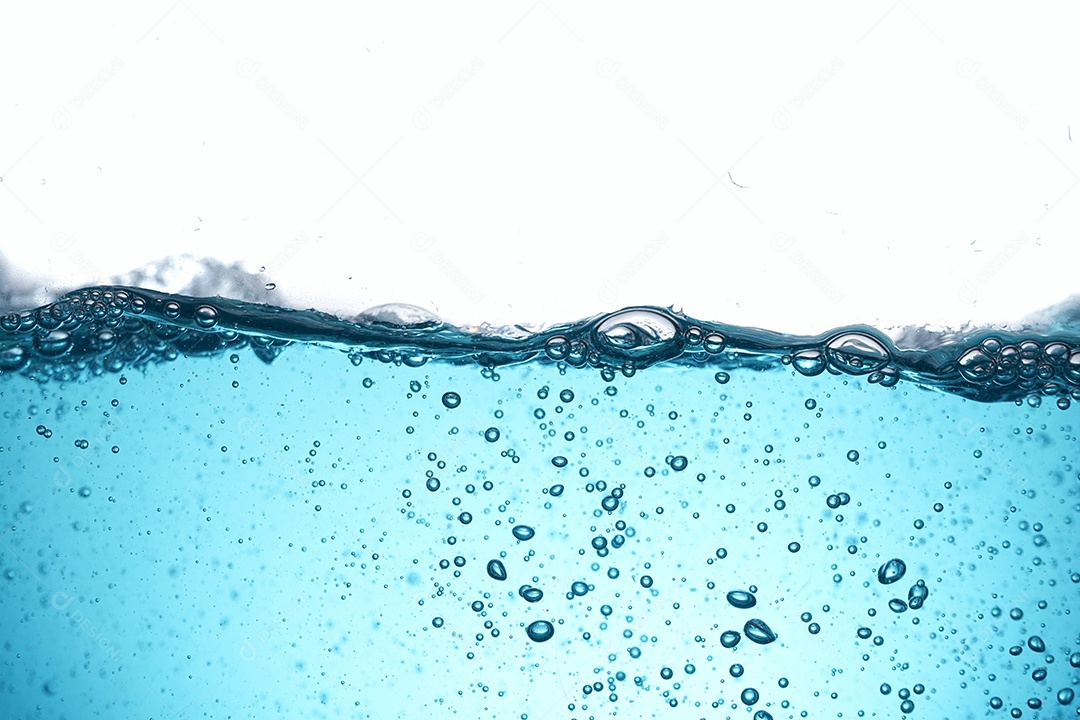 Águas azuis com borbulhas.