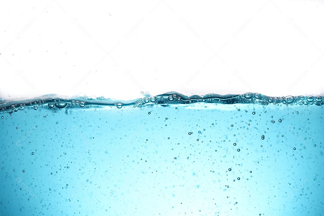 Água calma com pouca borbulhas.