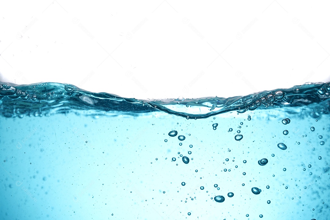 Água com ondinhas e pouca bolhas.