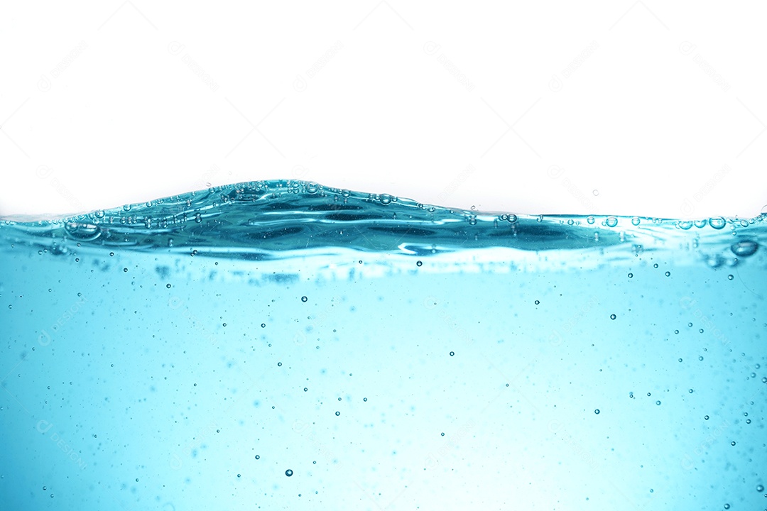 Água com ondas e poucas borbulhas.