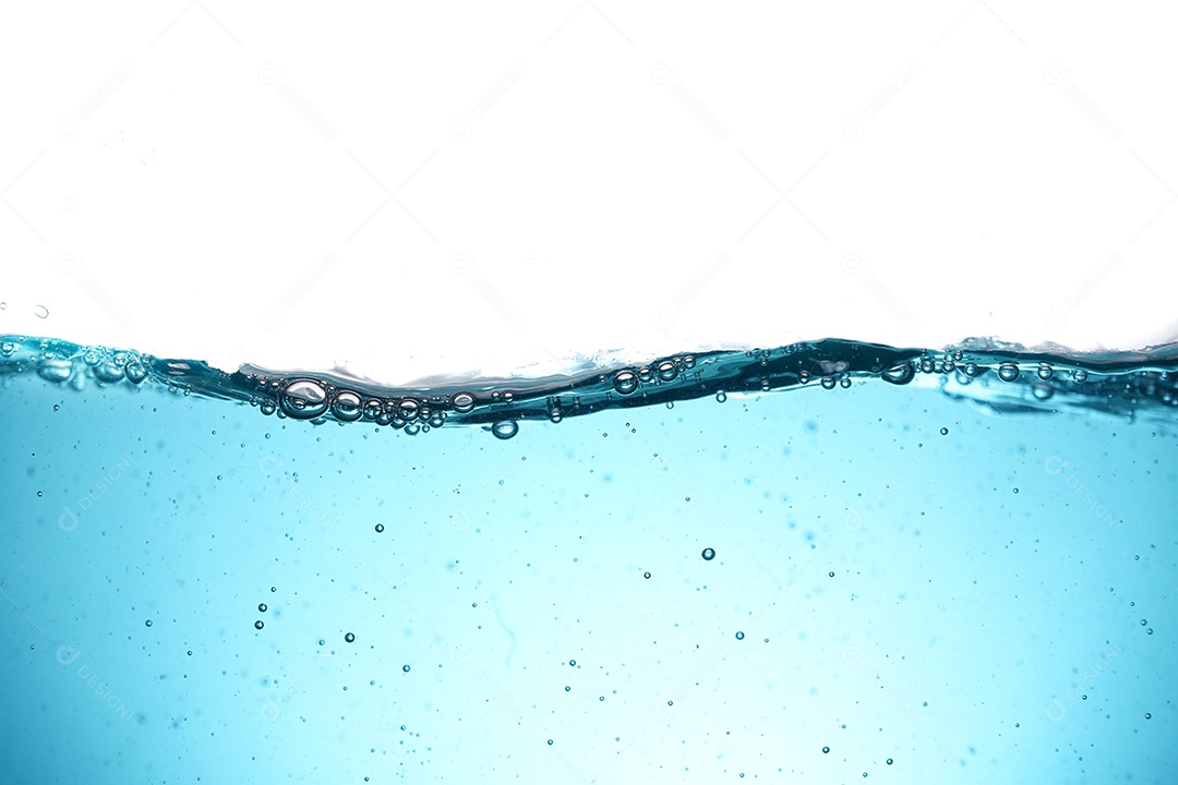 Água com ondas e poucas borbulhas.