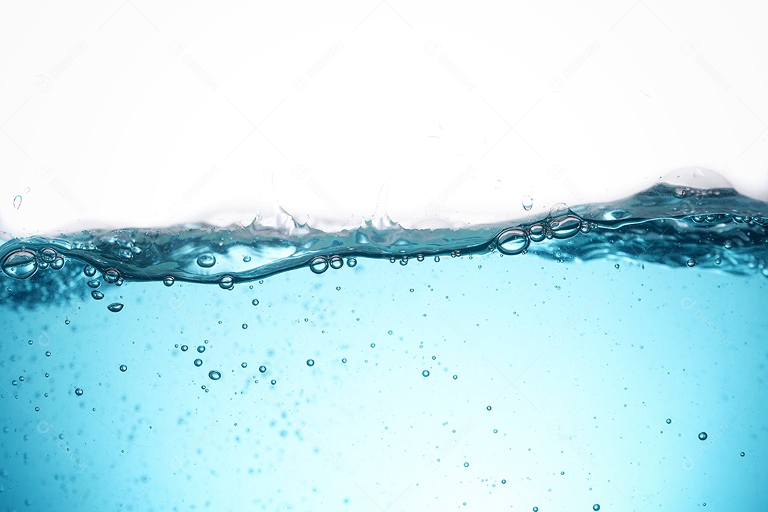 Água com pouca bolhas.