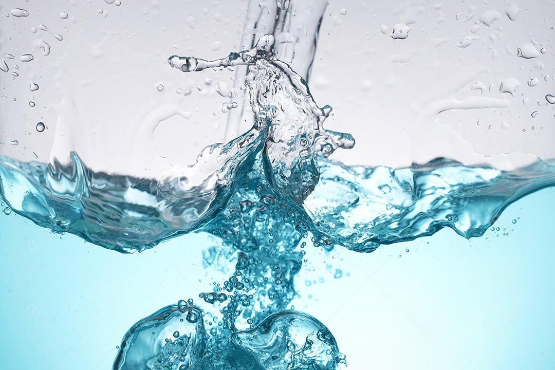 Água com muita borbulhas.