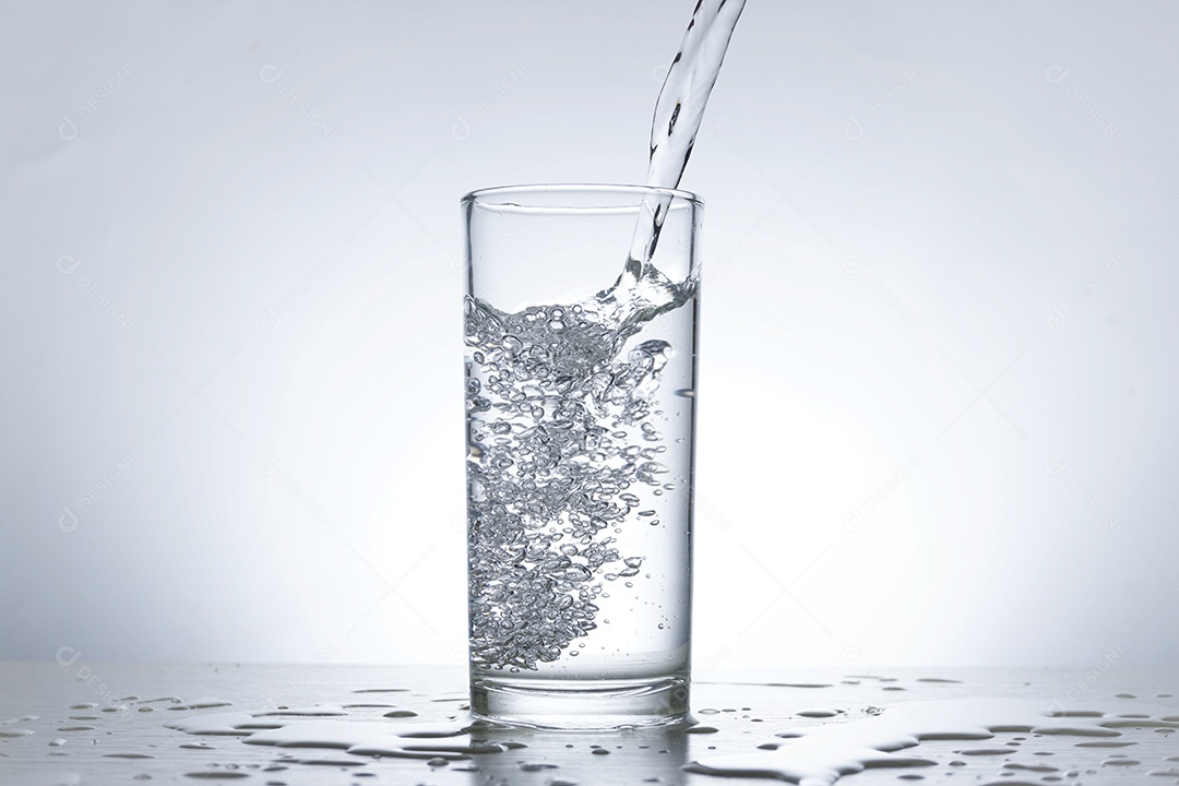 Copo cheio de água.