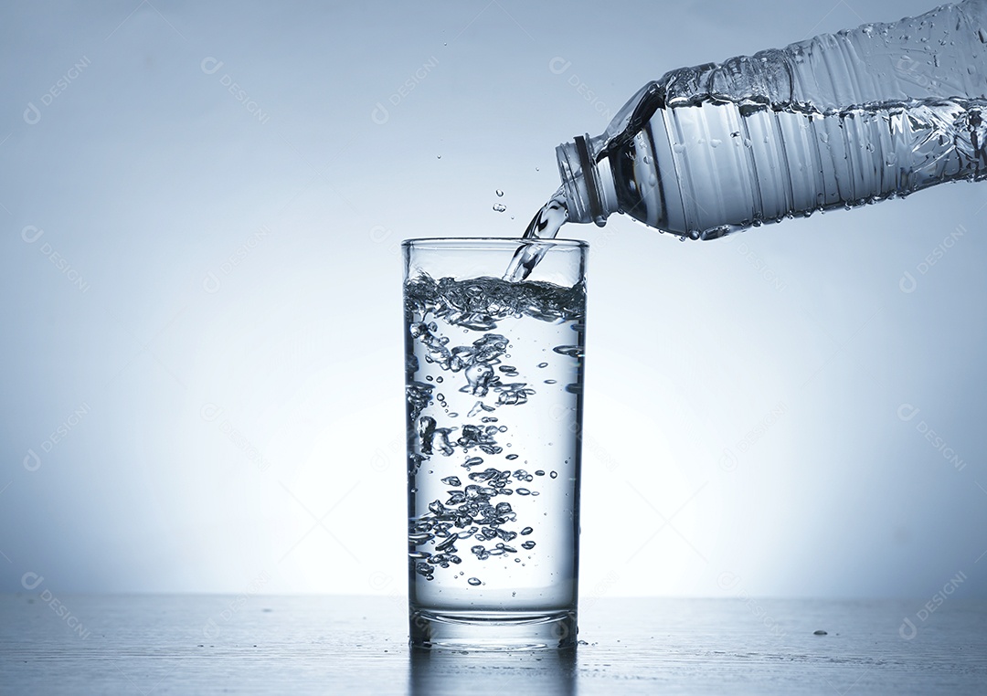 Copo cheio de água e garrafa.