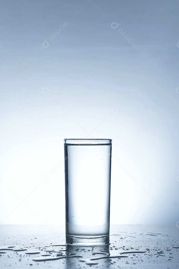 Copo cheio com água.