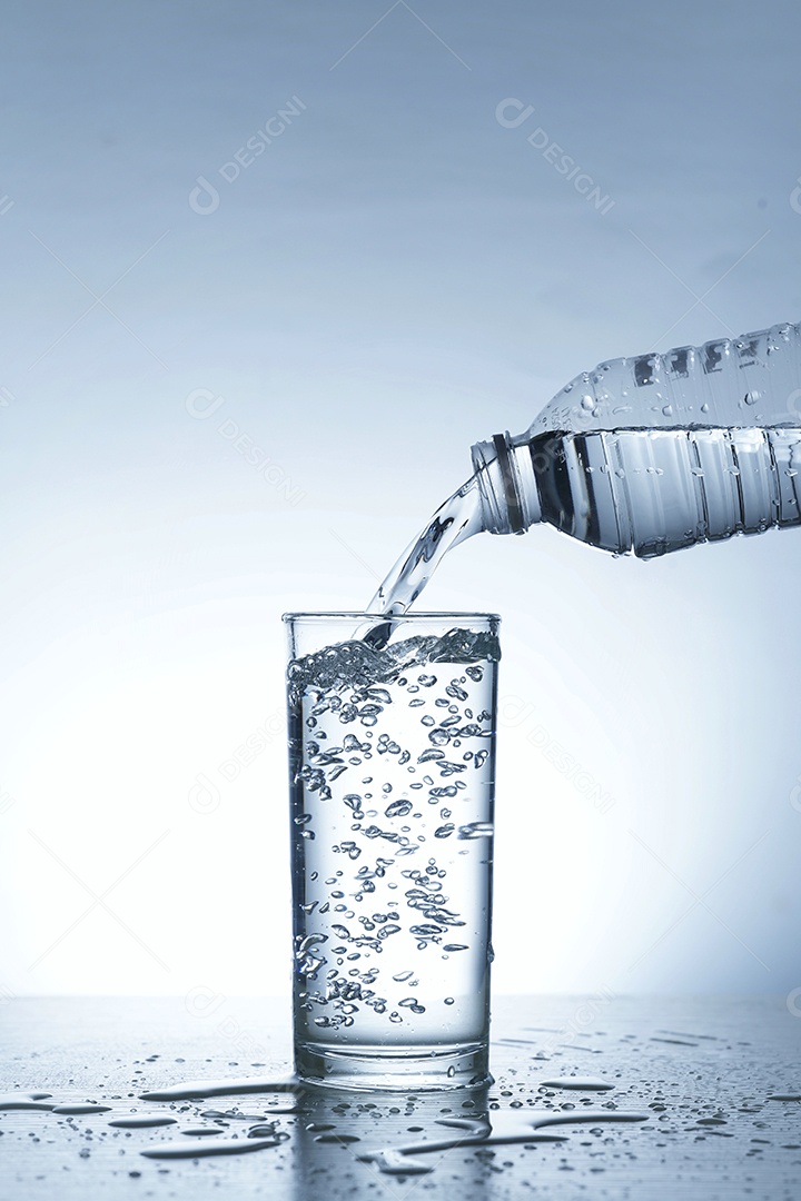 Garrafa colocando água no copo.
