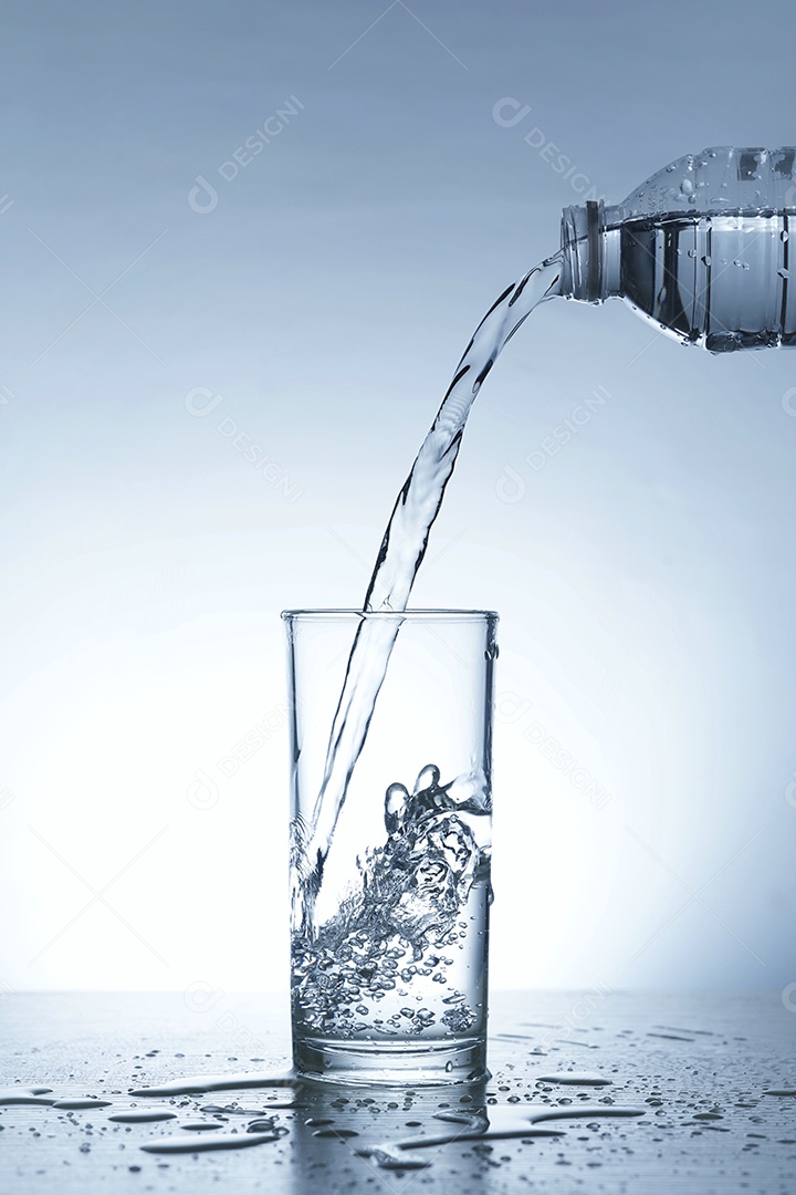 Garrafa pet colocando água em copo.