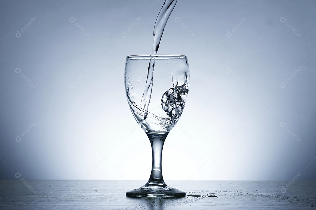 Taça enchendo de água.
