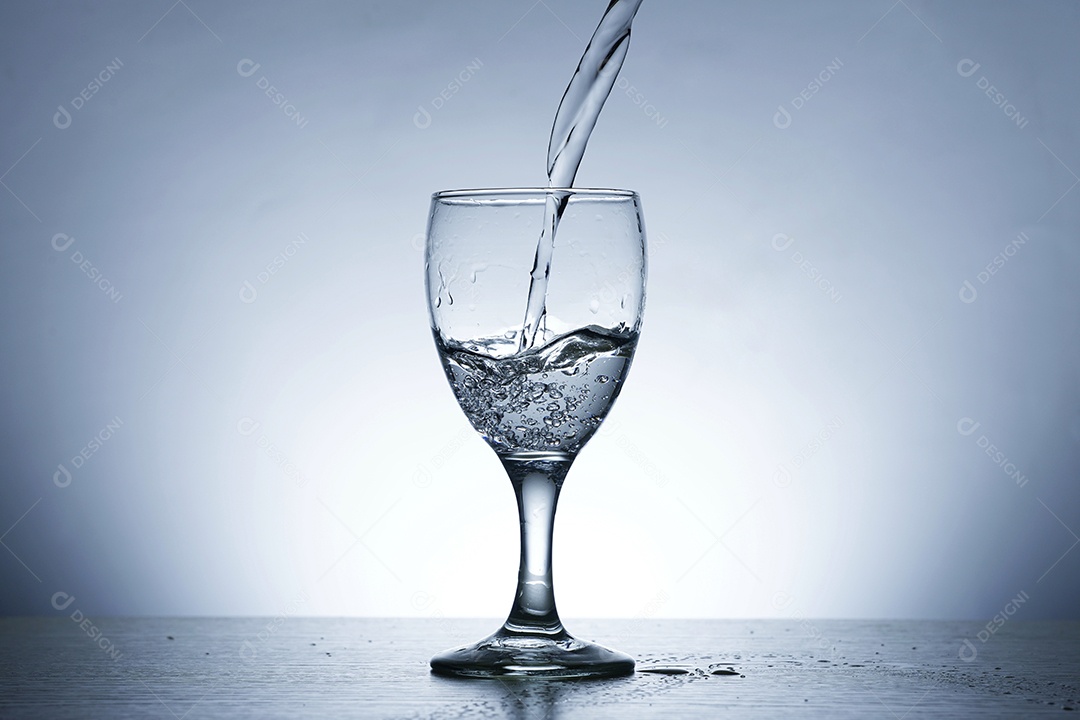 Colocando água em uma taça.