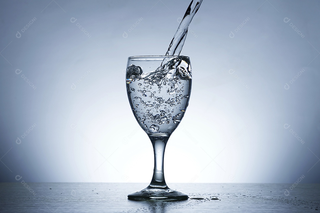 Enchendo taça de água.