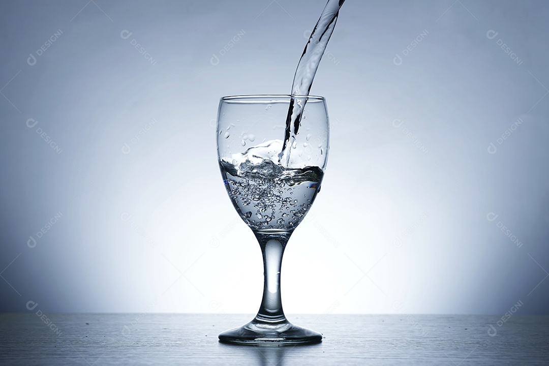 Taça cheia de água.