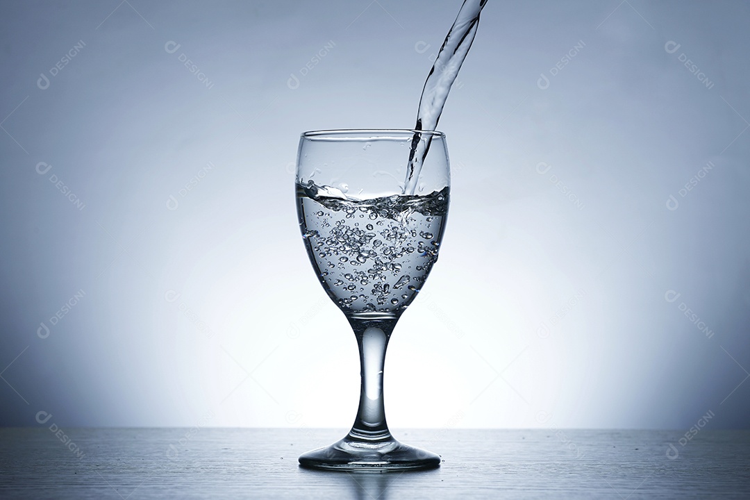 Taça de vidro com água.